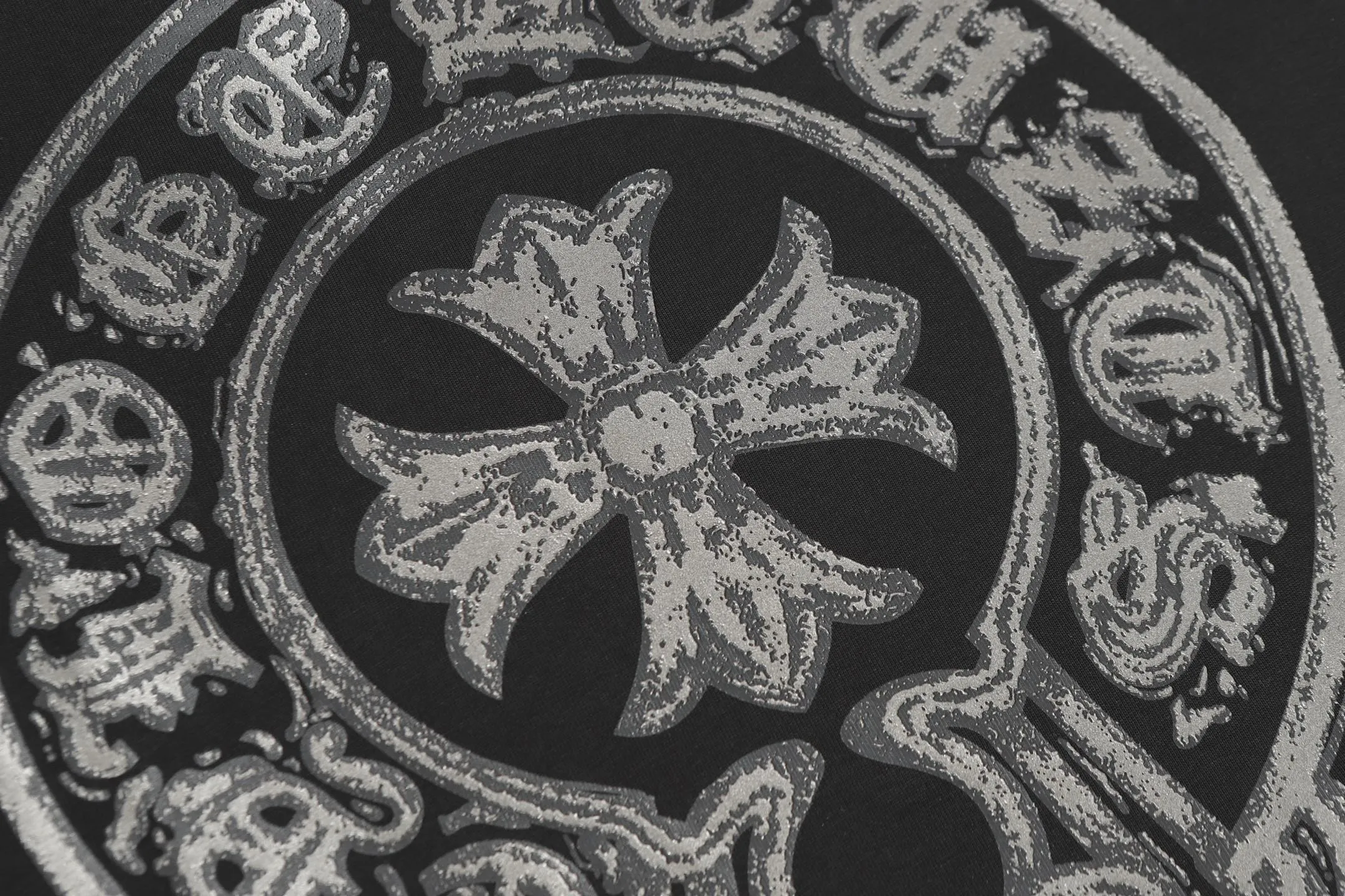 P170 Chrome Hearts CH Chrome Hearts Sanskrit cross printed short-sleeved T-shirt Printed by direct injection imported machine Hardware and accessories are all milled and customized Correctly configured Black 2025 Chrome Hearts authentic packaging 280 grams of custom-dyed double-yarn cotton Large version Loose and stylish Differentiated from lower versions, slim and long version with upper body and lower hips 100% commitment: top quality No fast food The highest version on the market Top quality - different from the ordinary versions on the market If you care about quality You must also respect the price. Absolutely zero after-sales service. The return rate so far is 0. It’s hard not to love the style. - 280g double yarn cotton custom-dyed fabric. - Correct high-density main mark. Washed tag. Hand-sewn.